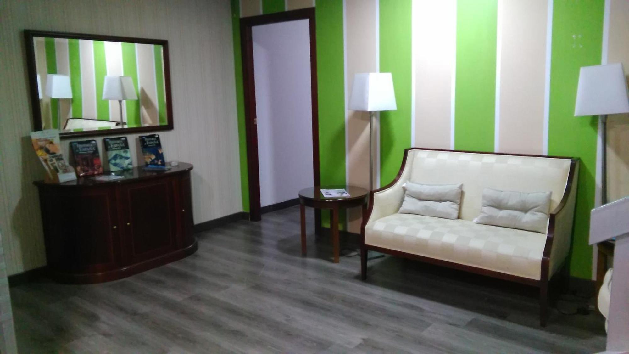 Hotel Nuevo Ara กาเซเรส ภายนอก รูปภาพ