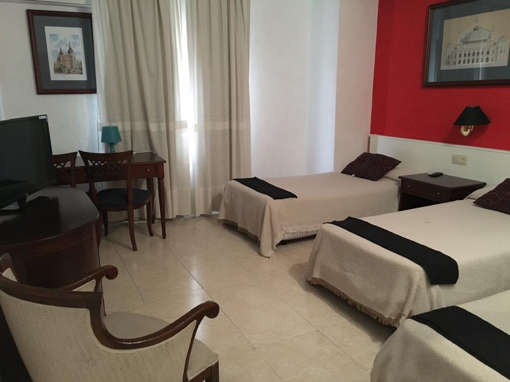 Hotel Nuevo Ara กาเซเรส ภายนอก รูปภาพ