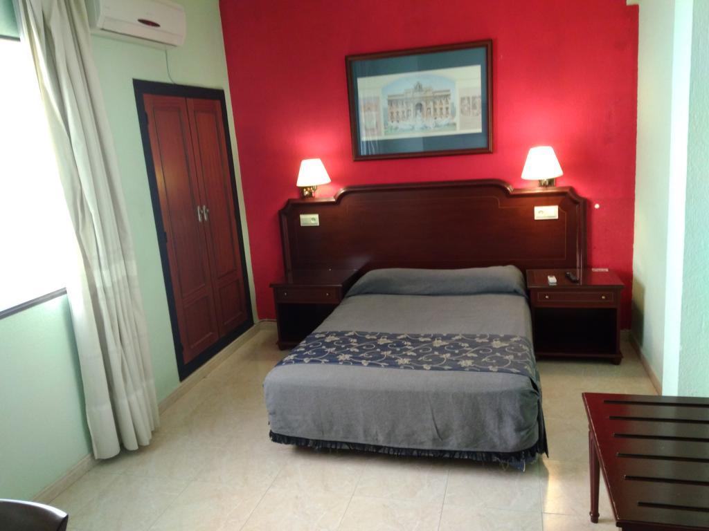 Hotel Nuevo Ara กาเซเรส ภายนอก รูปภาพ
