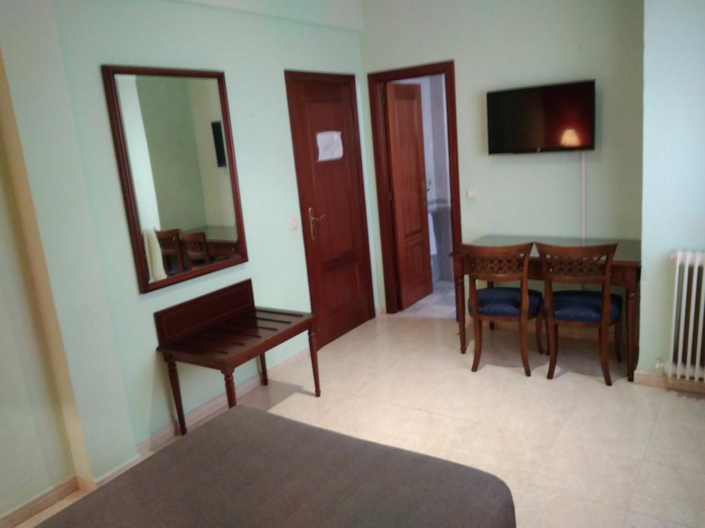Hotel Nuevo Ara กาเซเรส ภายนอก รูปภาพ