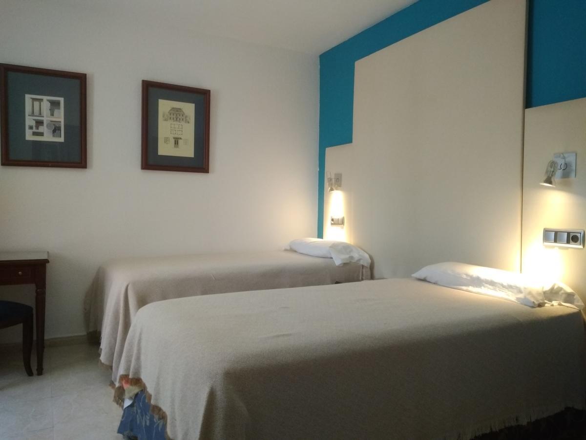 Hotel Nuevo Ara กาเซเรส ภายนอก รูปภาพ