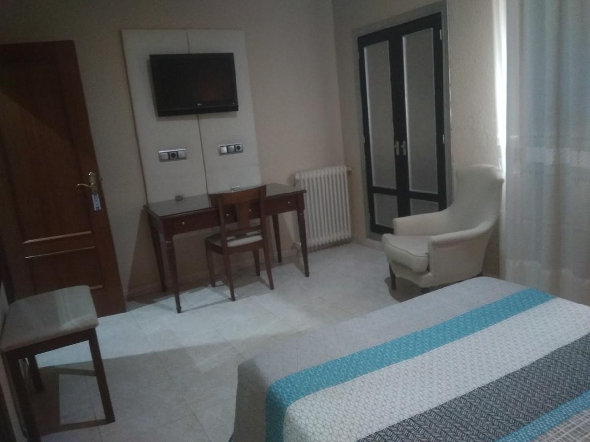 Hotel Nuevo Ara กาเซเรส ภายนอก รูปภาพ