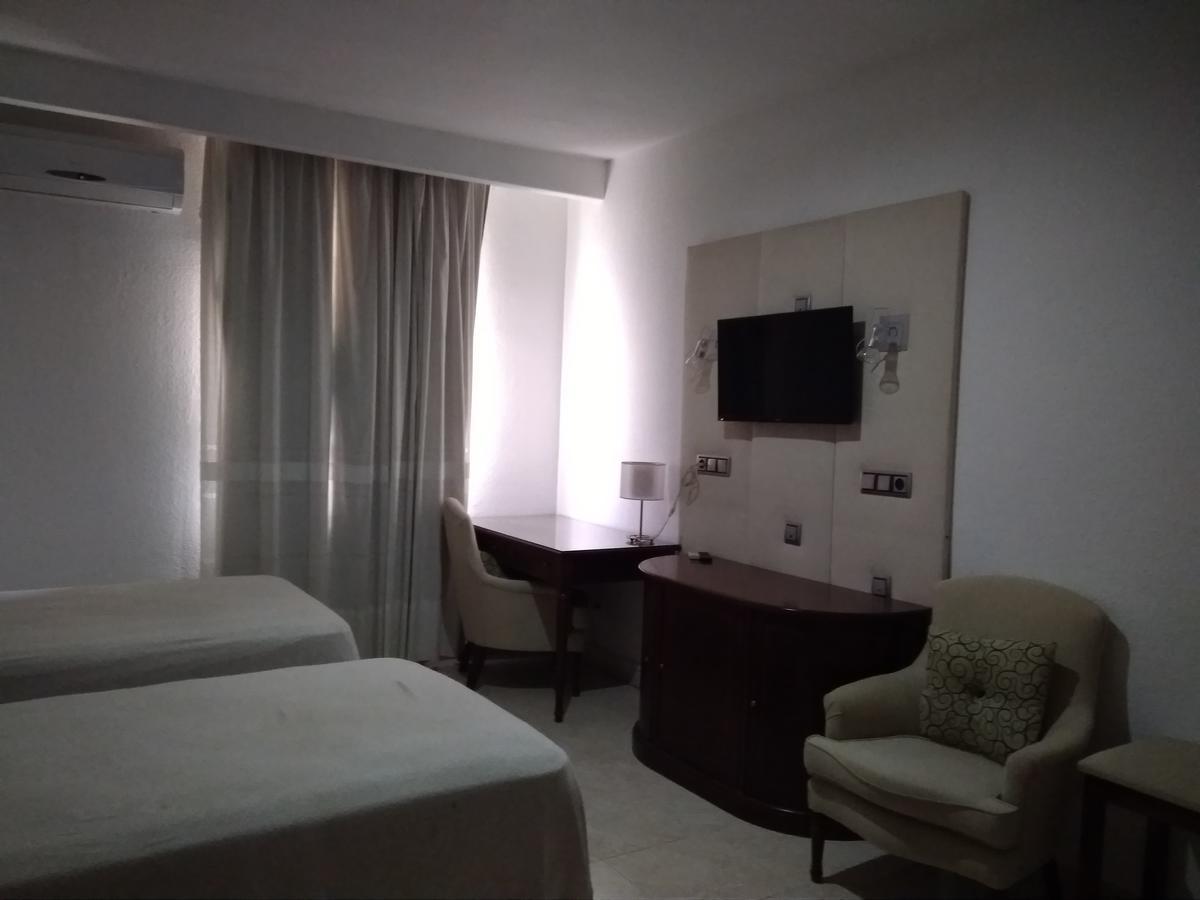 Hotel Nuevo Ara กาเซเรส ภายนอก รูปภาพ