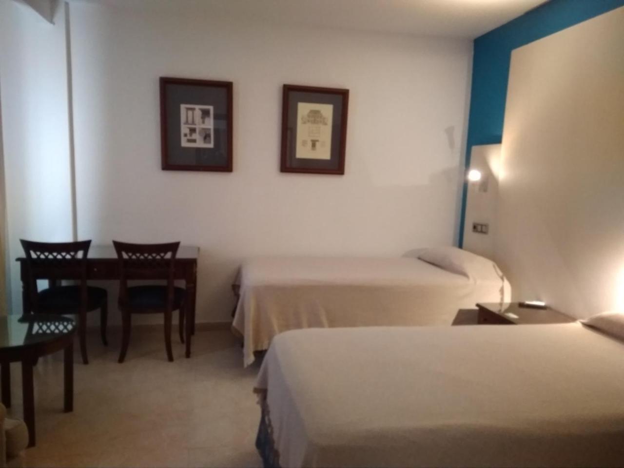 Hotel Nuevo Ara กาเซเรส ภายนอก รูปภาพ