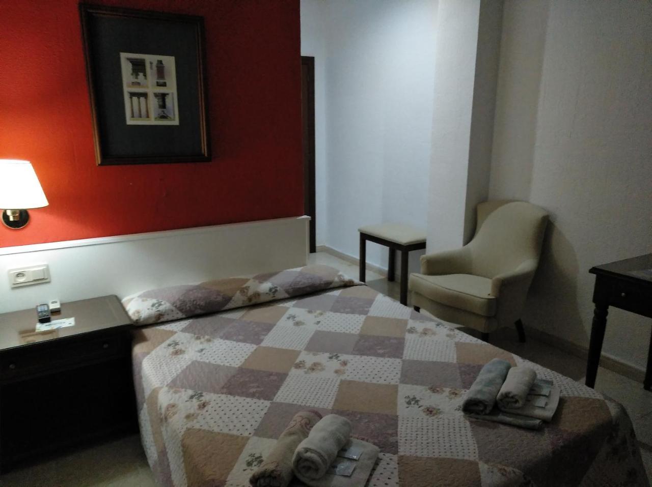 Hotel Nuevo Ara กาเซเรส ภายนอก รูปภาพ
