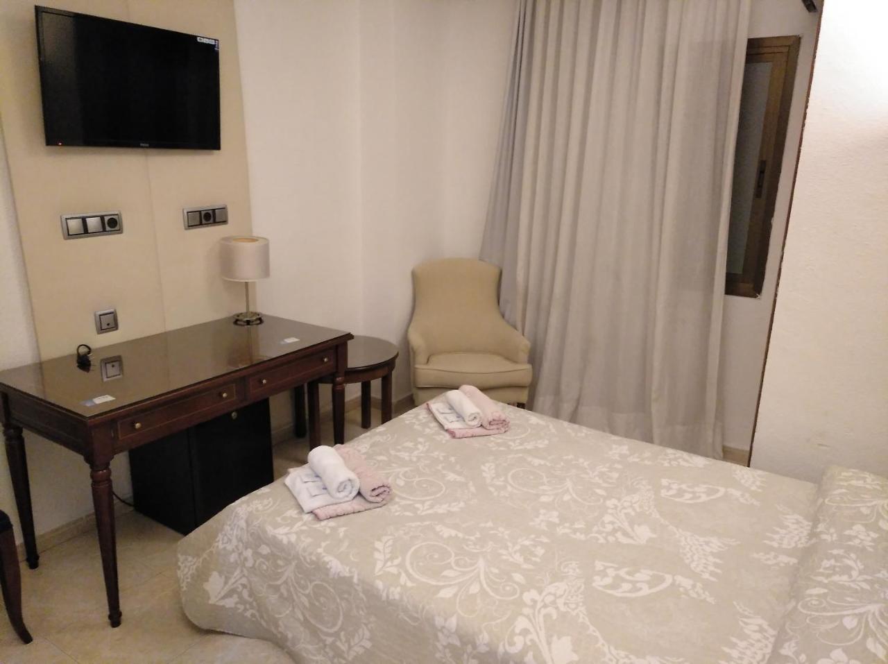 Hotel Nuevo Ara กาเซเรส ภายนอก รูปภาพ