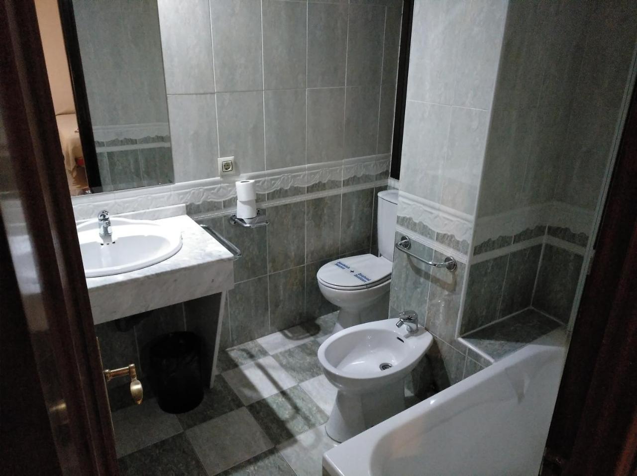 Hotel Nuevo Ara กาเซเรส ภายนอก รูปภาพ